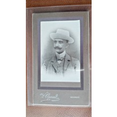 Fotografie pe carton, barbat cu mustata si palarie, inceput de secol XX