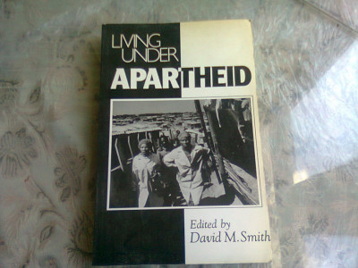 Living Under Apartheid: Aspects of Urbanization and Social Change in South Africa (London Research Series in Geography) - David M. Smith *carte in l foto