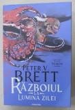 RAZBOIUL LA LUMINA ZILEI de PETER V. BRETT , A TREIA PARTE DIN SERIA ' DEMON ' , 2024