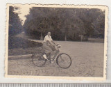 Bnk foto Romania - Femeie pe bicicleta - interbelica, Alb-Negru, Romania 1900 - 1950, Transporturi