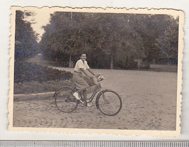 bnk foto Romania - Femeie pe bicicleta - interbelica