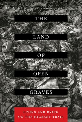 The Land of Open Graves: Living and Dying on the Migrant Trail foto