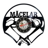 Ceas de perete decorativ realizat din disc de vinil, Model Macelar cu Sat&acirc;re si Mezeluri, Text Măcelar, Negru, 30 cm