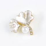 Brosa martisor frunze albe cu perla