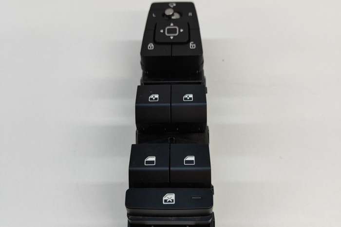 Buton geam ușă dreapta față KIA EV6 CV 2023 OEM: 93571-CV870 21738098