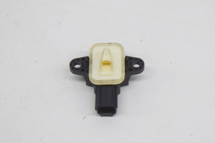 Senzor de impact st&acirc;nga față VOLVO V60 2013 OEM: 130607,30798030 12026345