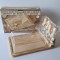 Platou placa tocator lemn natur pt servire specialitati branzeturi + set 4 cutite branza cu suport magneti + capac plastic cu maner + cutie originala