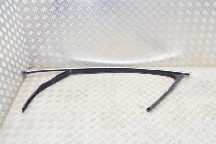 Bandou superior ușă dreapta spate MERCEDES-BENZ C W206 2021 OEM: A2067350200 20206700