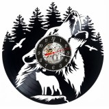 Ceas de perete decorativ realizat din disc de vinil, Model Lup Urland la Luna, Padure de Brazi si Pui de Lup, Cadran Skeleton, Negru, 30 cm