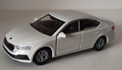 Macheta Skoda Octavia 4 sedan alb - Welly 1/36 foto