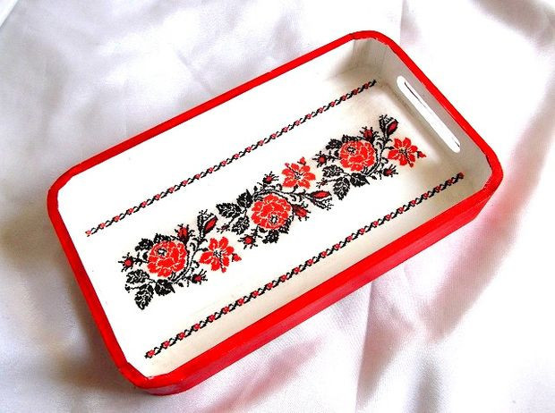 Tava lemn decorata motiv traditional trandafiri rosii 36292