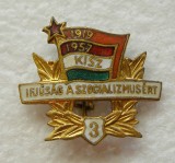 v600 UNGARIA COMUNISTA 1957 INSIGNA KISZ LOCUL 3 (UTC) 23mm STARE EXCELENTA