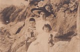 P1837N Femeie cu copii cu jucării, sf&acirc;rșit de secol al XIX, circulată poștal la Arad