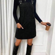 Rochie mini stil salopeta, model raiat, cu buzunare, negru
