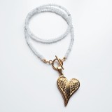 Colier la baza gatului din jad alb cu pandantiv inima auriu si inchizatoare toggle