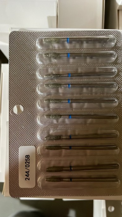 Capăt de freză de diamant pentru cuticule, formă de flacără cu v&acirc;rf rotunjit, br&acirc;u albastru, 244/025B