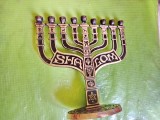 F803-Sfesnic MENORA Israel 9 brate pt. lumanari mici Bronz aurit si emailat, stare foarte buna. Marimi: 18/17 cm.