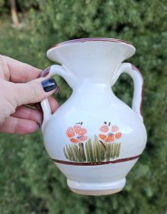 VAS DECORATIV DIN CERAMICA CU DOUA ANSE SI MODEL FLORAL L103
