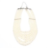 Colier cu siraguri multiple de perle albe si detalii metalice