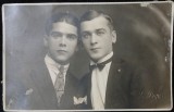 Fotografie tip Carte Postala, Doi tineri, unul cu cravata si unul cu papion, perioada interbelica