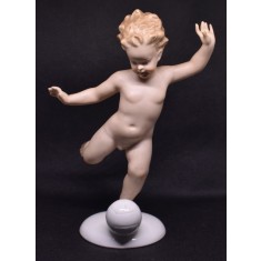 Statueta din portelan Wallendorf Schaubach Kunst - Copil nud lovind o minge cu piciorul