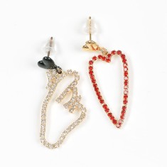 Cercei statement asimetrici inimioara rosie si mana