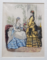 LA MODE ILLUSTREE , GRAVURA COLORATA MANUAL , DOUA DOAMNE IN ROCHIE ALBA SI GALBENA , PENTRU JURNAL DE MODA , DATATA 1870 foto