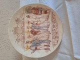 Farfurie veche, comemorativa, din faianță policromă, decorata cu participanti din SUA la &bdquo;Expoziția Universală din 1889&rdquo; Paris