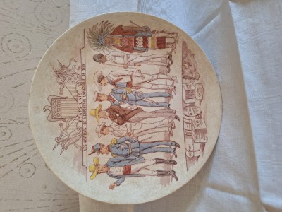 Farfurie veche, comemorativa, din faianță policromă, decorata cu participanti din SUA la &amp;bdquo;Expoziția Universală din 1889&amp;rdquo; Paris foto