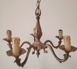 Candelabru antic in stil clasic cu brațe curbate și elemente decorative &icirc;n formă de lum&acirc;nări