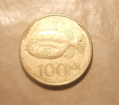 ISLANDA 100 KRONUR 2004 PESTE foto