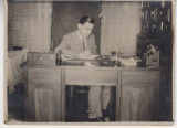M5 B62 - FOTO - FOTOGRAFIE FOARTE VECHE - domn la birou - anii 1950