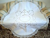 Fata de masa Vintage din bumbac cu broderie sparta cu panglici si margine croset- ALB