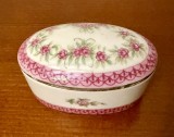 CASETA DIN PORTELAN FIN- DECOR CU TRANDAFIRI L6,5CM