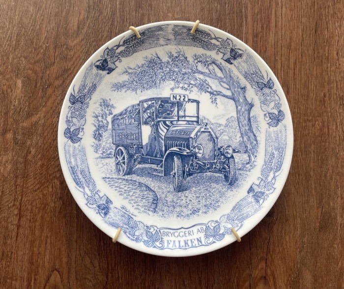 Farfurie din portelan suedez GUSTAVSBERG, BRYGGERI AB FALKEN, masina de epoca din Falkenberg la 1896