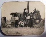 Carte poștală interbelică cu o mașină agricolă