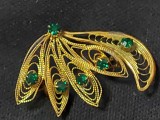 Brosa superba aurie cu pietre multifatetate VERZI,brosa vintage Aurie-bijuterie vintage 4,2 cm/2,5 cm inaltime,BIJUTERIE Dama VINTAGE