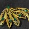 Brosa superba aurie cu pietre multifatetate VERZI,brosa vintage Aurie-bijuterie vintage 4,2 cm/2,5 cm inaltime,BIJUTERIE Dama VINTAGE