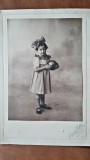 Fotografie pe carton, fetita cu mingea, perioada interbelica
