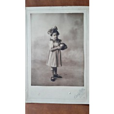 Fotografie pe carton, fetita cu mingea, perioada interbelica