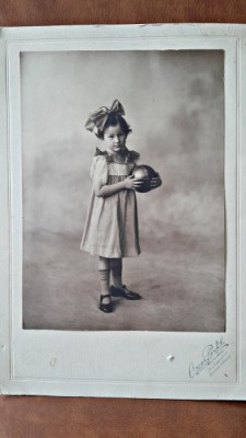 Fotografie pe carton, fetita cu mingea, perioada interbelica foto