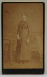 FOTOGRAF MAX SCHWARZ , BUCURESTI , TANARA CU ROCHIE SI JABOU , FOTOGRAFIE C.D.V. , SFARSIT DE SECOL XIX