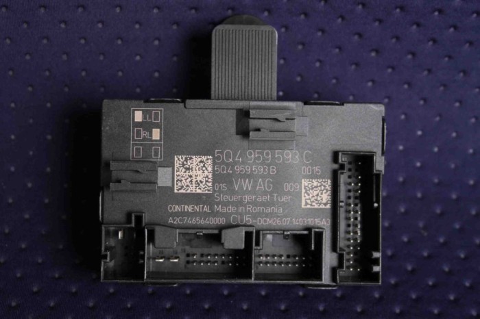 Modul de control ușă dreapta față VW PASSAT Variant B8 3G5 2015 OEM: 5Q4959593C 2436181