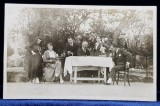 FOTOGRAFIE DE GRUP - FEMEI SI BARBATI CURTEA SPITALULUI COLTEI , FOTOGRAFIE TIP CARTE POSTALA ,MONOCROMA, DATATA 1916