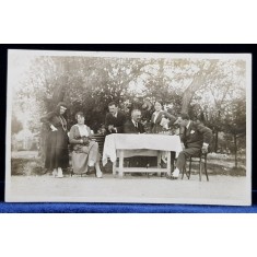 FOTOGRAFIE DE GRUP - FEMEI SI BARBATI CURTEA SPITALULUI COLTEI , FOTOGRAFIE TIP CARTE POSTALA ,MONOCROMA, DATATA 1916