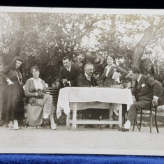 FOTOGRAFIE DE GRUP - FEMEI SI BARBATI CURTEA SPITALULUI COLTEI , FOTOGRAFIE TIP CARTE POSTALA ,MONOCROMA, DATATA 1916