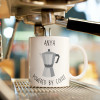 Cană personalizată &quot;Powered by coffee&quot; Alba-toarta-inima