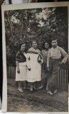 Fotografie tip carte postala, necirculata, trei femei si un barbat, la tara, perioada interbelica