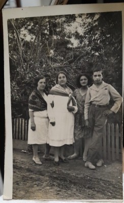 Fotografie tip carte postala, necirculata, trei femei si un barbat, la tara, perioada interbelica foto
