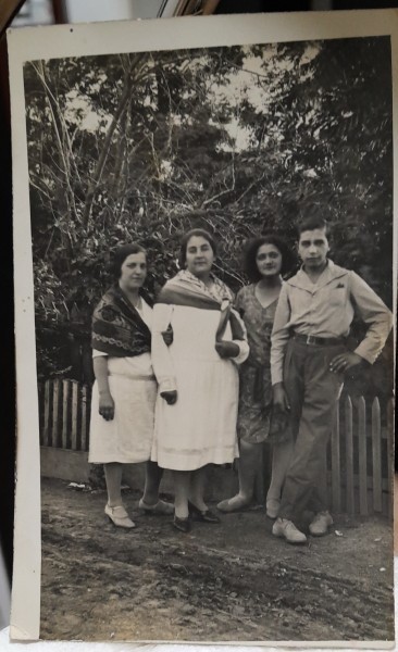 Fotografie tip carte postala, necirculata, trei femei si un barbat, la tara, perioada interbelica